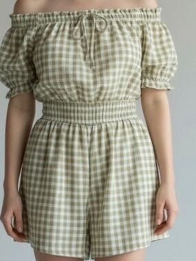 GENTLY USED- American Eagle Womens Off Shoulder Romper shorts w/pockets